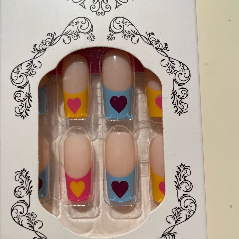 Adorable press-on nails - Picture 3 of 5